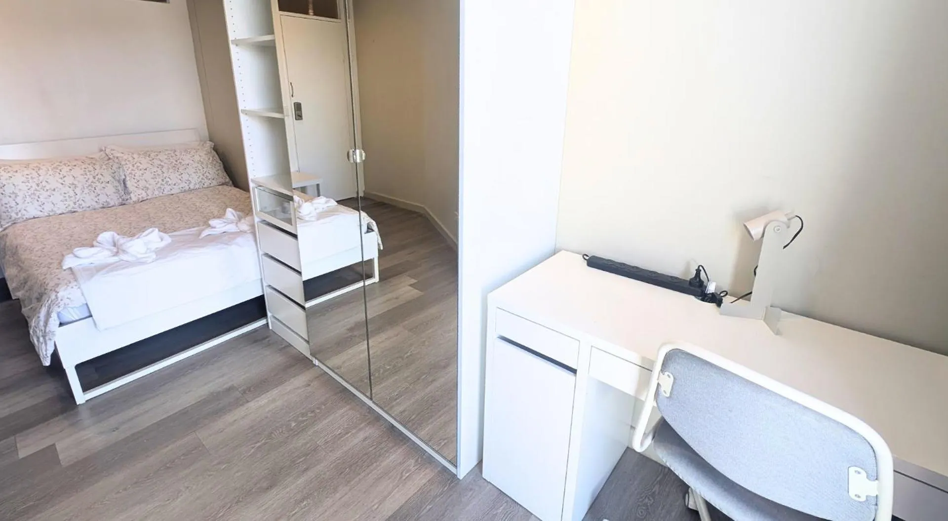 Dana-Cozy Private Room In Shared Central Apt-Rm 1 Canberra 0*,  Australia